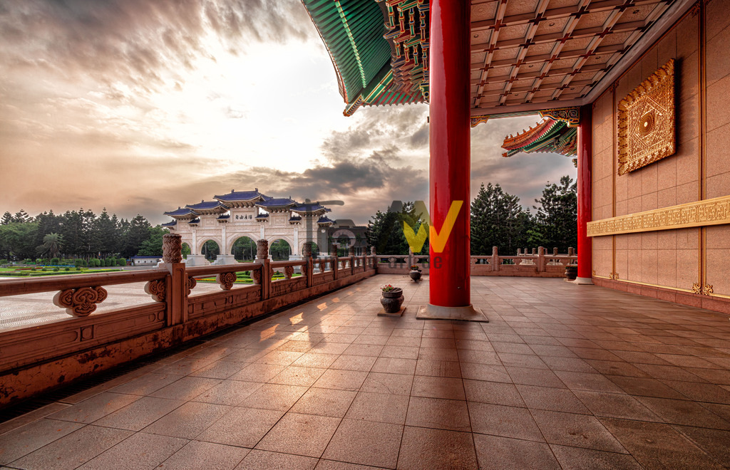 Chiang-Kai-Shek-Gedächtnishalle bei Sonnenuntergang-Taipeh | Das Bild zeigt die Nationale Chiang-Kai-shek-Gedächtnishalle in Taipeh, Taiwan. Die markante Gedenkstätte wurde zum Gedenken an den verstorbenen Präsidenten Chiang Kai-shek erbaut und ist ein bedeutendes Wahrzeichen der Stadt. Die Halle befindet sich auf einem 25 Hektar großen Gelände im Zentrum von Taipeh. Das Gebäude zeichnet sich durch weiße Marmorwände und ein Dach mit blauen glasierten Ziegeln aus, was die Farben der Flagge der Republik China widerspiegelt. Die Haupthalle ist etwa 70 Meter hoch und wurde von dem renommierten Architekten Yang Cho-cheng entworfen.  - Realisiert mit Pictrs.com