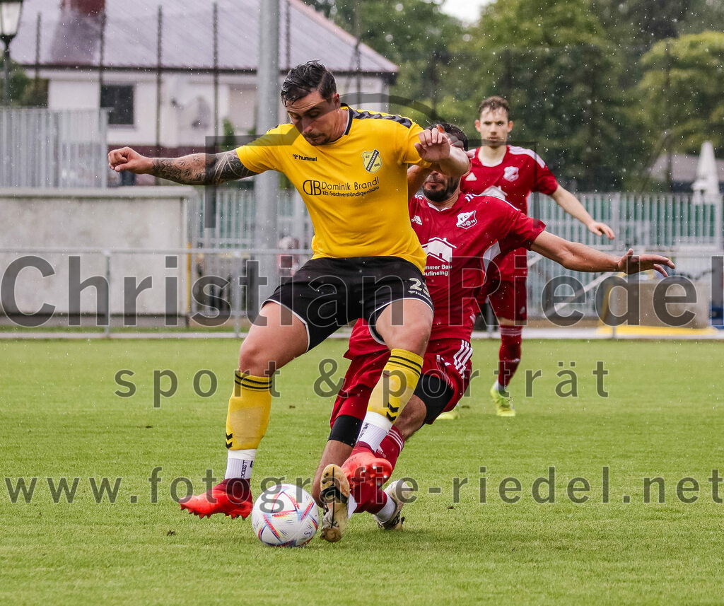 2023-07-29_070_FC_Finsing_gegen_SC_Kirchasch | Finsing, Deutschland, 29.07.2023:
Fußball, Kreisliga 2023 / 2024, 1. Spieltag, FC Finsing gegen SC Kirchasch, Endergebnis: 0:2

Alexander Mrowczynski (SC Kirchasch, #23), Dominik Keuter (FC Finsing, #18)

Foto: Christian Riedel / fotografie-riedel.net