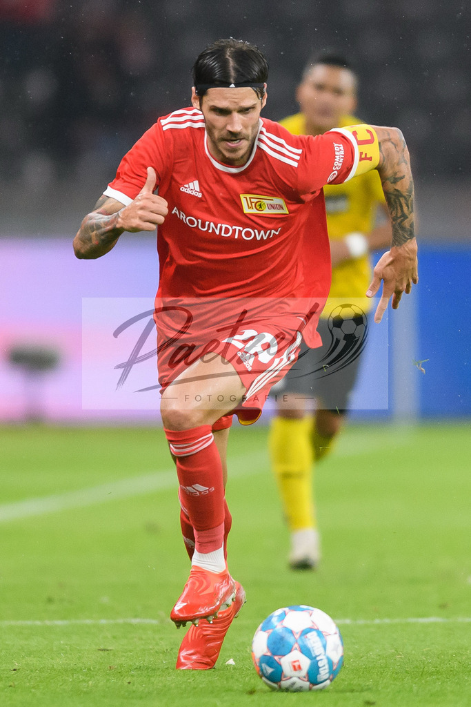 FCUKUO20210826_174 | Fussball, Herren: Christopher Trimmel (1.FC Union Berlin) in Aktion, am Ball, Einzelaktion beim Spiel der UEFA Conference League zwischen 1. FC Union Berlin und Kuopion PS im Olympiastadion am 26.08.2021 in Berlin, Deutschland. - Realisiert mit Pictrs.com