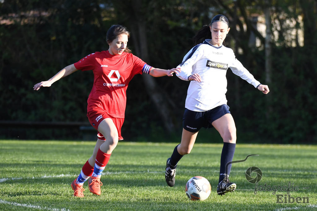 SV Eintracht Wildenloh-JSG friEdA | B-Juniorinnen Bezirksliga Staffel A; SV Eintracht Wildenloh (weiß)-JSG FriEdA (rot) am 19.04.2023; in Wildenloh (A-Platz), Photo: Philip Eiben 2023 - Realisiert mit Pictrs.com