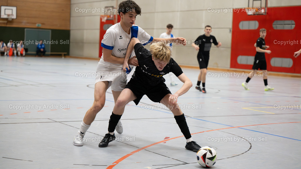20250118_7292 | 21. A-Jugend-Turnier des VfR Neumünster um den KulturLokschuppen-Pokal 2025, Finale - Niendorfer TSV (weiss) vs. JFV A/O/B/H/H U19 (schwarz), Lennard Heiduck (Niendorf #10) / Tjade Motzkus (Ahlerstedt #11) - Realisiert mit Pictrs.com