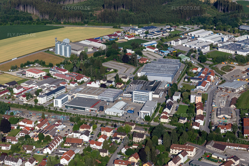 Luftbild: Industriegebiet Industriestraße in Vilsbiburg im Bundesland Bayern in Deutschland. – Foto: IMG_133018.jpg vom 03.07.2022 durch Werner Riehm/FLY-FOTO.de – Auflösung des Originals: 5472 x 3648 px – Stadt Vilsbiburg