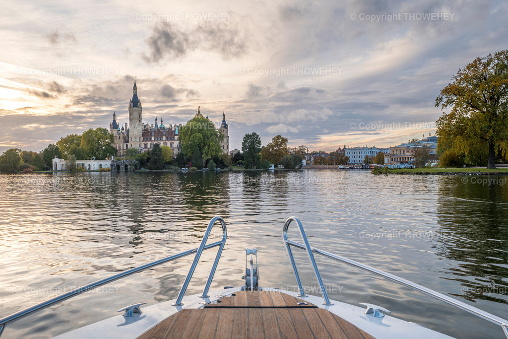 Schweriner Schloß vom Boot aus | Bootsfahrt zum Sonnenuntergang auf dem Schweriner See - Realisiert mit Pictrs.com