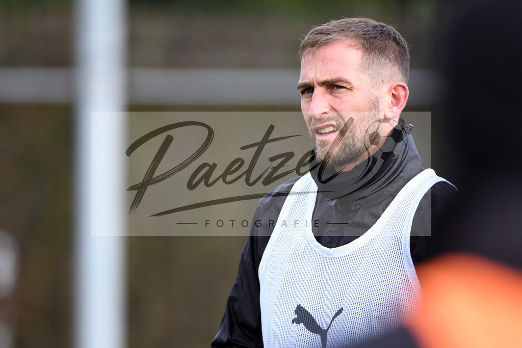 20200225_TRAOSN_0018 | Fussball, Herren: Marc Heider (VfL Osnabrueck) schaut waehrend der Trainingseinheit des VfL Osnabrueck im Sportpark Illoshoehe am 25.02.2020 in Osnabrueck, Deutschland. - Realisiert mit Pictrs.com