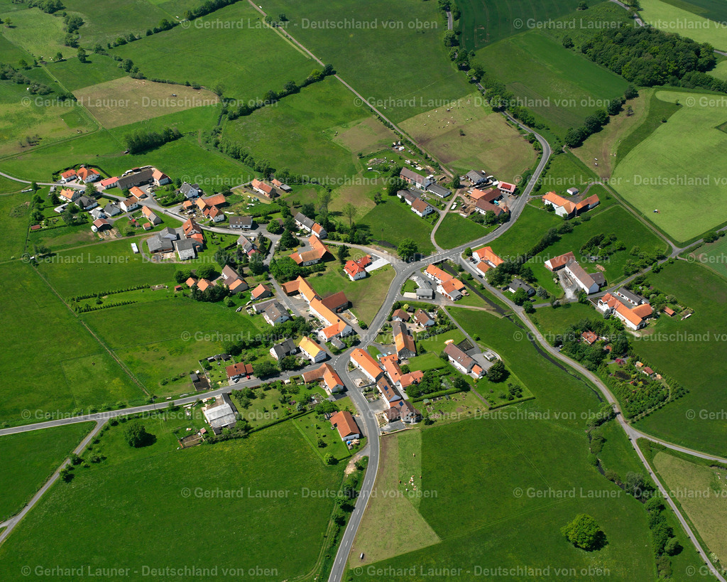 2615288 | BANNEROD 09.06.2006 Landwirtschaftliche Nutzflächen und Feldgrenzen  umsäumen das Siedlungsgebiet des Dorfes in Bannerod im Bundesland Hessen, Deutschland // Agricultural land and field boundaries surround the settlement area of the village  in Bannerod in the state Hesse, Germany Foto: Gerhard Launer