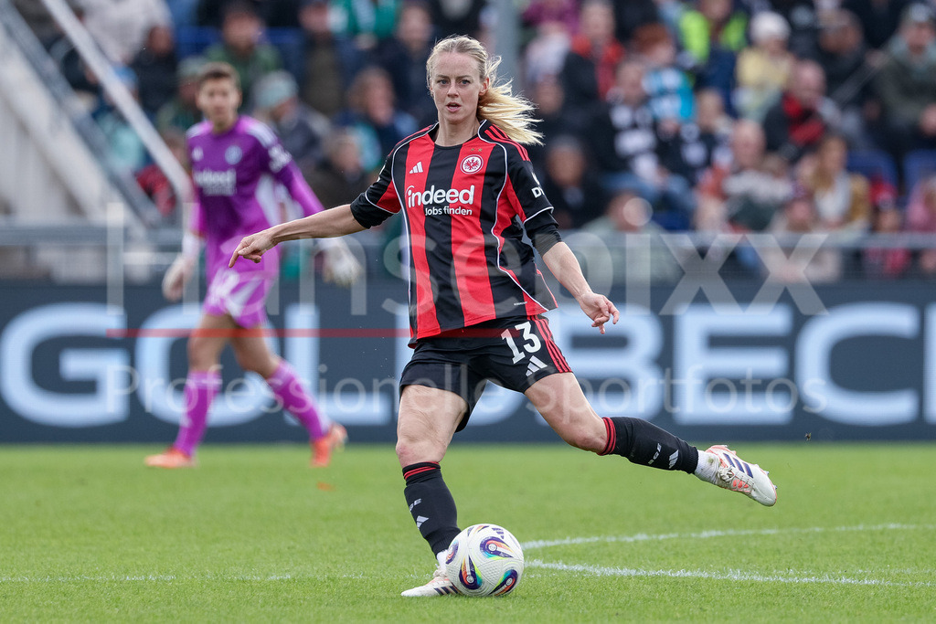 Fussball, Google Pixel Frauen-Bundesliga, Eintracht Frankfurt - SV Werder Bremen | Amanda Ilestedt (Eintracht Frankfurt, 13) am Ball, Einzelbild, Ganzkörper, Aktion, Action, Spielszene, DIE DFB-RICHTLINIEN UNTERSAGEN JEGLICHE NUTZUNG VON FOTOS ALS SEQUENZBILDER UND/ODER VIDEOÄHNLICHE FOTOSTRECKEN. DFB REGULATIONS PROHIBIT ANY USE OF PHOTOGRAPHS AS IMAGE SEQUENCES AND/OR QUASI-VIDEO.