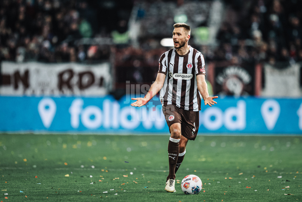 Fußball | Männer | Saison 2025/2026  | Fußball-Bundesliga | 11. Spieltag | FC St. Pauli vs. 1. FC Union Berlin | 23.11.2025 | Karol Mets (#3, FC St. Pauli) sucht vergeblich eine Anspielstation