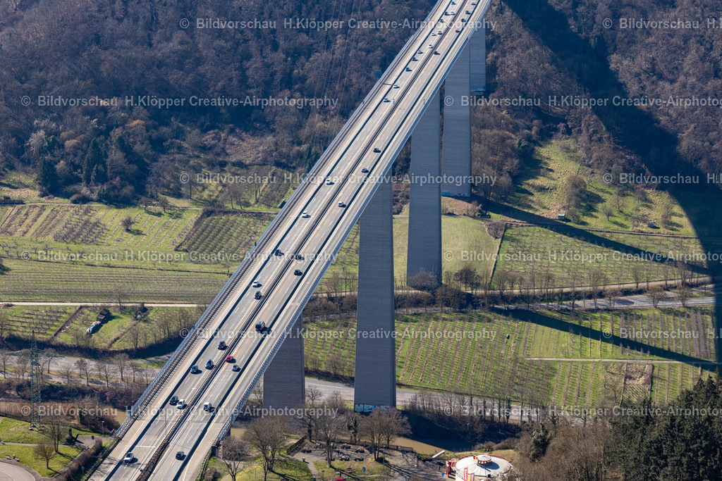 Luftbilder Winningen-9899 | Luftbildfotografie Streckenführung und Fahrspuren im Verlauf der Autobahn- Brücke der BAB A" Moseltalbrücke " an der Straße Moseltalbrücke BAB A61 in Winningen im Bundesland Rheinland-Pfalz, Deutschland - Realisiert mit Pictrs.com