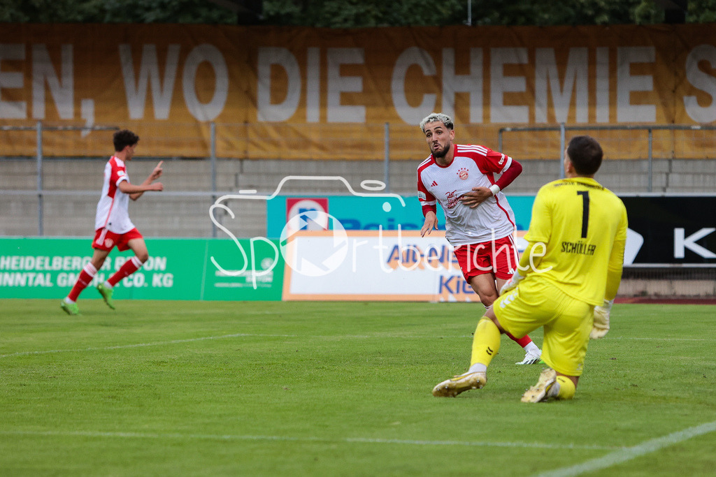 SV Wacker Burghausen - FC Bayern Amateure | Wieder jubeln die kleinen Bayern / Der Treffer zum 0-2 druch Dion BERISHA (FCB #11) / Jubel / Freude / Tor