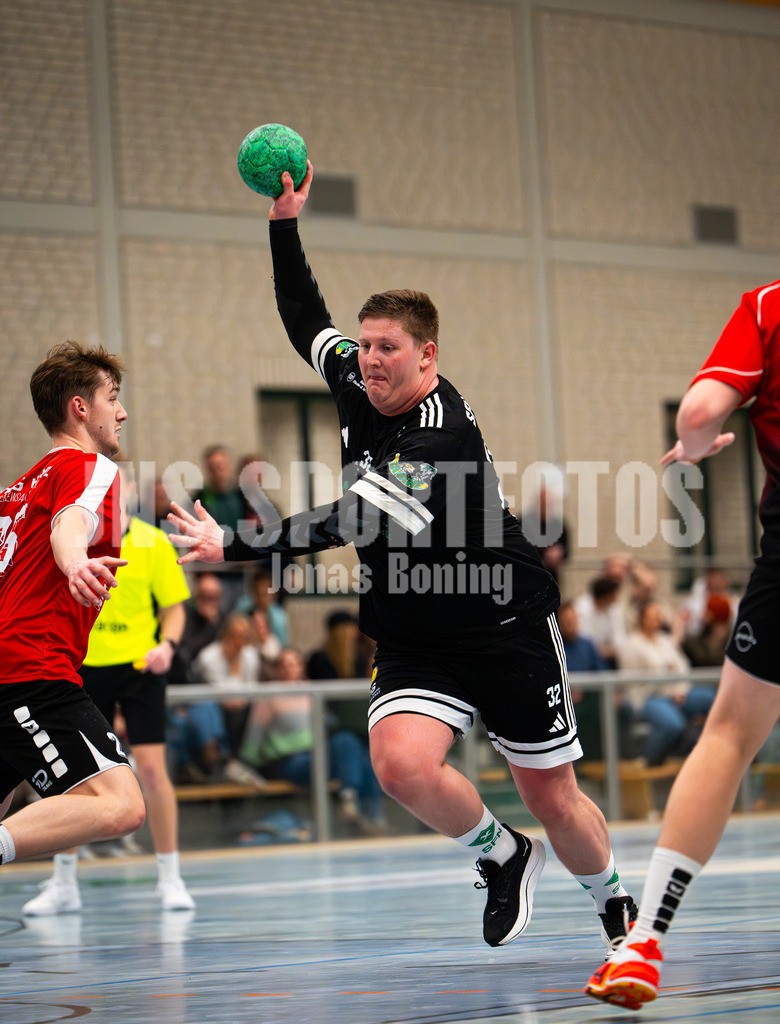 Handball I Herren I Saison 2025-2026 I Verbandsliga West I 13. Runde I SFN Vechta - HSG Varel II I 7906 | Robert Buenker (32, SFN Vechta) - Realisiert mit Pictrs.com