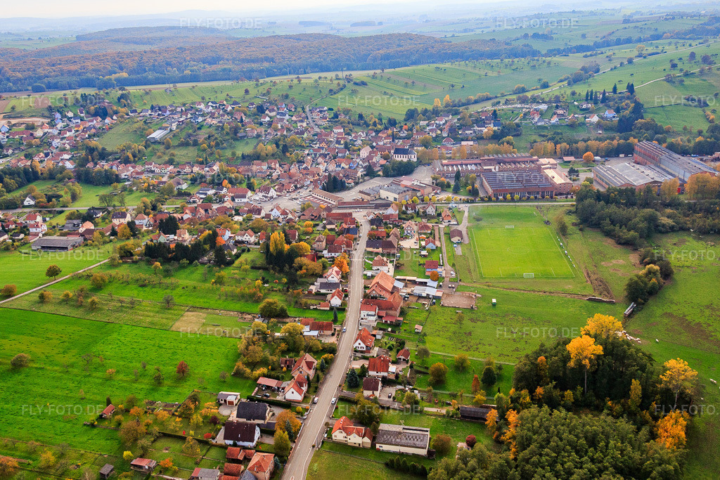 Luftbild: Ortsansicht von Nordosten in Zinswiller im Bundesland Bas-Rhin in Frankreich. – Foto: IMG_084786.jpg vom 24.10.2015 durch Werner Riehm/FLY-FOTO.de – Auflösung des Originals: 5207 x 3471 px