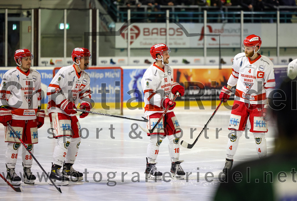 2023-03-19_007_TSV_Erding_gegen_TEV_Miesbach | Erding, Deutschland, 19.03.2023:
Eishockey, Bayernliga Playoffs 2022 / 2023, Halbfinale, TSV Erding gegen TEV Miesbach, Endergebnis: 

Lukas Kögl (TEV Miesbach, #88), Felix Feuerreiter (TEV Miesbach, #21), Michael Grabmaier (TEV Miesbach, #10), Johannes Bacher (TEV Miesbach, #4)

Foto: Christian Riedel / fotografie-riedel.net