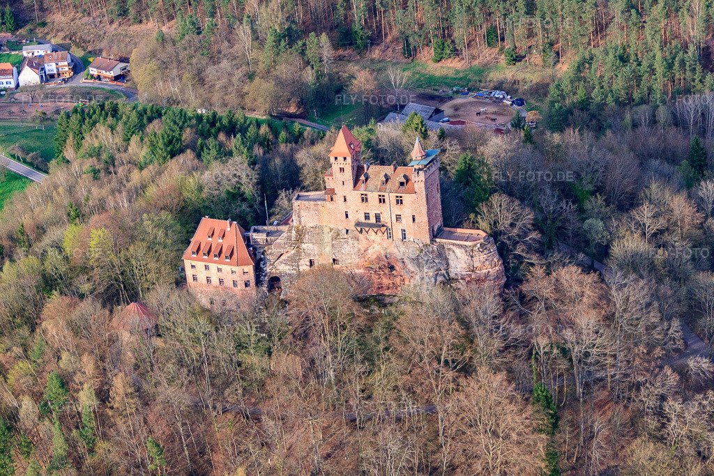 Luftbild: Burg Berwartstein in Erlenbach bei Dahn im Bundesland Rheinland-Pfalz in Deutschland. Foto: IMG_56545.jpg vom 17.04.2013 durch Werner Riehm/FLY-FOTO.deAuflösung des Originals: 4752 x 3168 pxBURGBERWARTSTEIN.DE