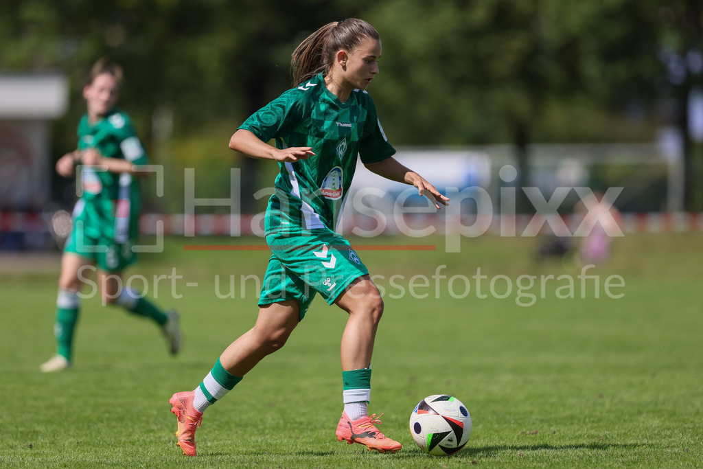Fussball, Testspiel Frauen, Borussia Mönchengladbach - SV Werder Bremen | v.li.: Tuana Mahmoud (SV Werder Bremen, 10) am Ball, Einzelbild, Ganzkörper, Aktion, Action, Spielszene
