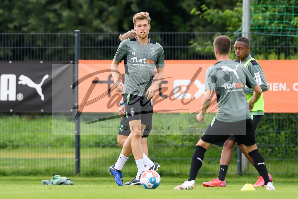 TRABMG20210719_010 | Fussball, Herren: Michael Wentzel (Borussia Moenchengladbach) in Aktion, am Ball, Einzelaktion beim Training von Borussia Moenchengladbach waehrend des Trainingslagers auf dem Trainingsplatz am Hotel Klosterpforte am 19.07.2021 in Harsewinkel, Deutschland. - Realisiert mit Pictrs.com