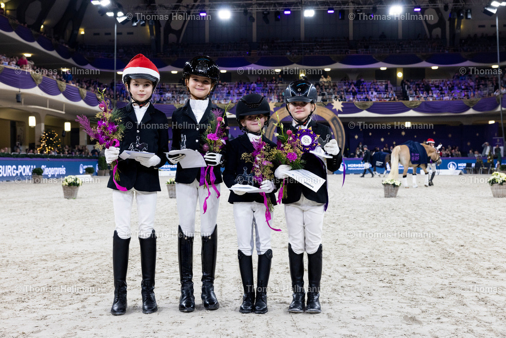 TH_LEBER Emma_ 133-BROENNER Tilda Margret_ ROMMEL Vivien_ MOELLER_12881 | LEBER Emma, 133BROENNER Tilda Margret, ROMMEL Vivien, MOELLER beim Festhallen Reitturnier Frankfurt 2023 am 16.12.23 in Frankfurt, Festhalle