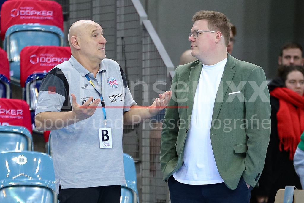 Handball, Bundesliga Frauen, VfL Oldenburg - Thüringer HC | v.li.: Herbert Müller (Trainer, Thüringer HC, THC) und Andreas Lampe (Andy, Geschäftsführer, VfL Oldenburg) im Gespräch vor dem Spiel, unterhalten sich