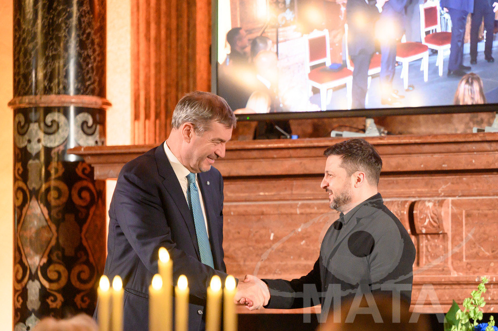 _DWI5543 | Politiker Wolodymyr Selenskyj, Präsident der Ukraine und Bayerns Ministerpräsident Markus Söder (CSU) in der Münchner Residenz bei der Verleihung des Ewald-von-Kleist-Preises. Der diesjährige Ewald-von-Kleist-Preis wird am Rande der Münchner Sicherheitskonferenz 2026 an das ukrainische Volk vergeben. München, 14.02.2026 Bayern Deutschland - Realisiert mit Pictrs.com