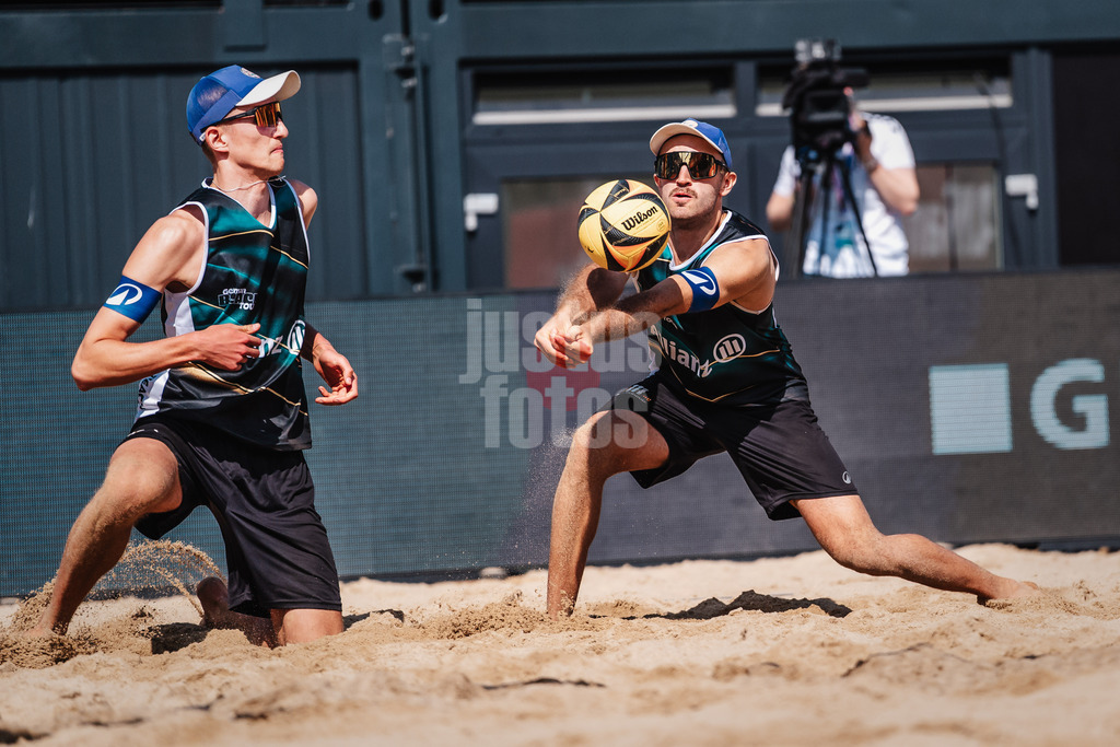 Beachvolleyball | Männer | Allianz German Beach Tour 2025 | Tourstop Hamburg | 31.05.2025 | v.l. Momme Lorenz und Tilo Rietschel bei de rAnnahme