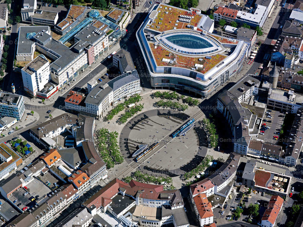 2508245 | Der Königsplatz ist ein runder Platz im Zentrum von Kassel. Er trennt die Obere von der Unteren Königsstraße und wird von der Straßenbahn zentral durchquert, die entlang dieser Straßen verkehrt. Insgesamt münden sechs Straßen auf den Königsplatz. Heute ist er Teil der Fußgängerzone in der Innenstadt