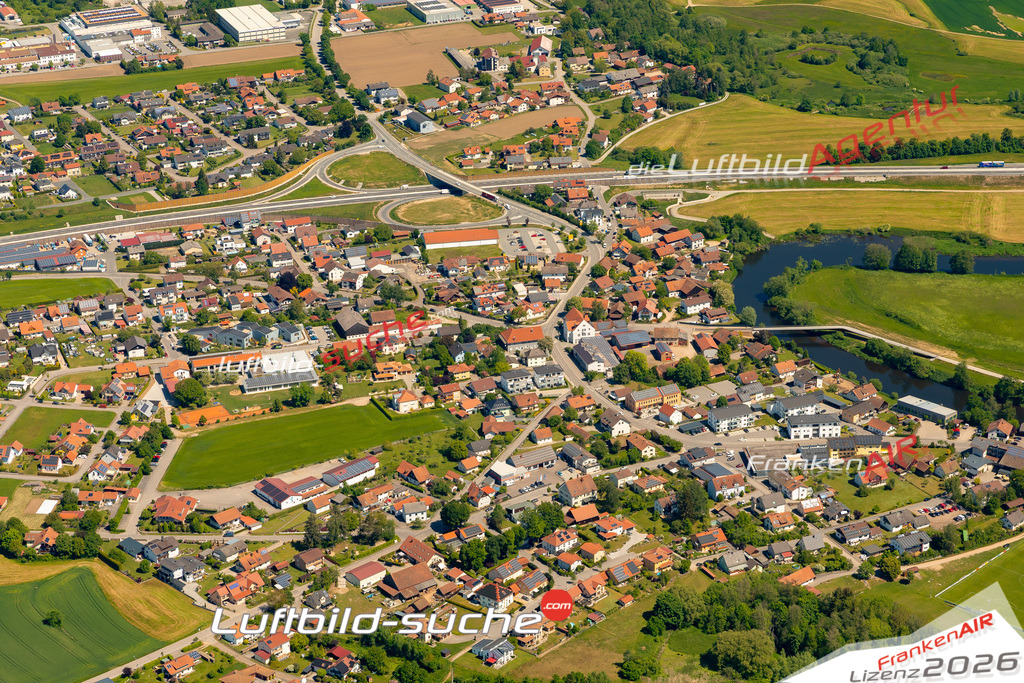 Das Luftbild zeigt : Mitterdorf Roding - Die Luftaufnahme wurde 2024 vom UL-Flugzeug aus erstellt ( keine Drohne ) - Hochauflösende Luftaufnahme - Für grossformatige Ausdrucke geeignet. Die Geschenkidee !Mit Lizenz und Bildrechte bestellbar