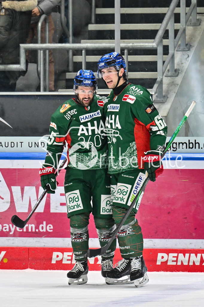 Augsburger Panther - Löwen Frankfurt | AUGSBURG, GERMANY - 16. JANUARY: Jubel der Panther nach dem Treffer zum 6-3 durch Jason BAST (Augsburger Panther 45) / Tor / Torschuetze / Freude / Happy während dem Match zwischen den Augsburger Panthern und den Löwen Frankfurt am 40. Spieltag der penny DEL im Curt Frenzel Stadion
