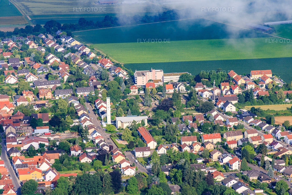 Luftbild: St.-Pius-Kirche in der Goethestraße in Kandel im Bundesland Rheinland-Pfalz in Deutschland. Foto: IMG_090027.jpg vom 26.06.2016 durch Werner Riehm/FLY-FOTO.dePfarrei Hll. Vierzehn Nothelfer Kandel, Bistum Speyer