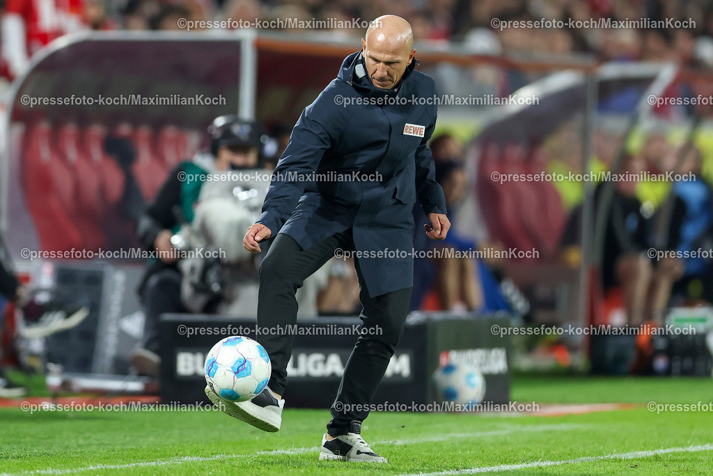 Koe14092402192 | 14.09.2024, 2. Fußball Bundesliga, 1. FC Köln - 1. FC Magdeburg, RheinEnergieSTADION, Saison 2024 2025: Trainer Gerhard Struber (Cheftrainer 1.FC Köln) steht mit Ball am Fuß an der Seitenlinie Gestik MimikDFB regulations prohibit any use of photographs as image sequences and or quasi-video.