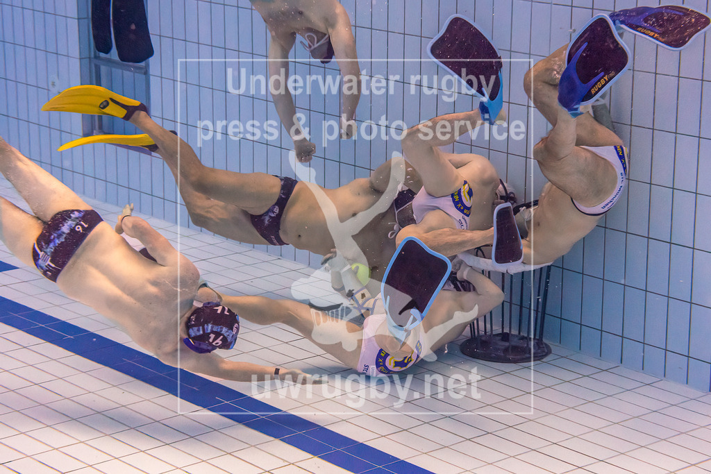 Unterwasser-Rugby 5. Spieltag 1. Bundesliga Süd (Saison 2023/24) | Spiel TC Stuttgart in blau gegen STC München in weiß. Angriff von Stuttgart am Münchener Tor. - Realisiert mit Pictrs.com