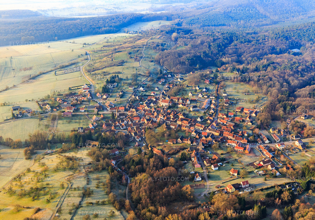Aerial view: View of the town from the north in Weiterswiller in the state Bas-Rhin, France. – Photo: IMG_105302.jpg taken on 03/25/2018 by Werner Riehm/FLY-FOTO.com – Resolution of the original: 5209 x 3648 px