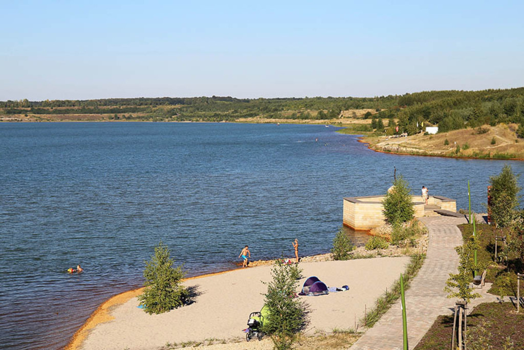 Bildlexikon Leipzig - Lagovida - Das Ferienresort am Störmthaler See | Das Team hinter BILDLEXIKON LEIPZIG bündelt historische wie aktuelle Informationen über die Stadt Leipzig in Text und Bild auf einer Plattform und stellt diese der interessierten Öffentlichkeit zur Verfügung.