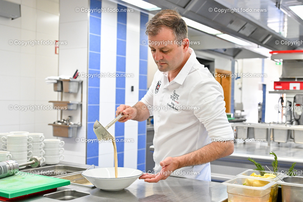 Steegwirt_ Fritz Grampelhuber_ 08.06.2024-58 | 08.06.2024, Bad Goisern, AUT, Steegwirt, im Bild Fritz Grampelhuber (Steegwirt, Haubenkoch, OEFB Teamkoch) in der Kueche