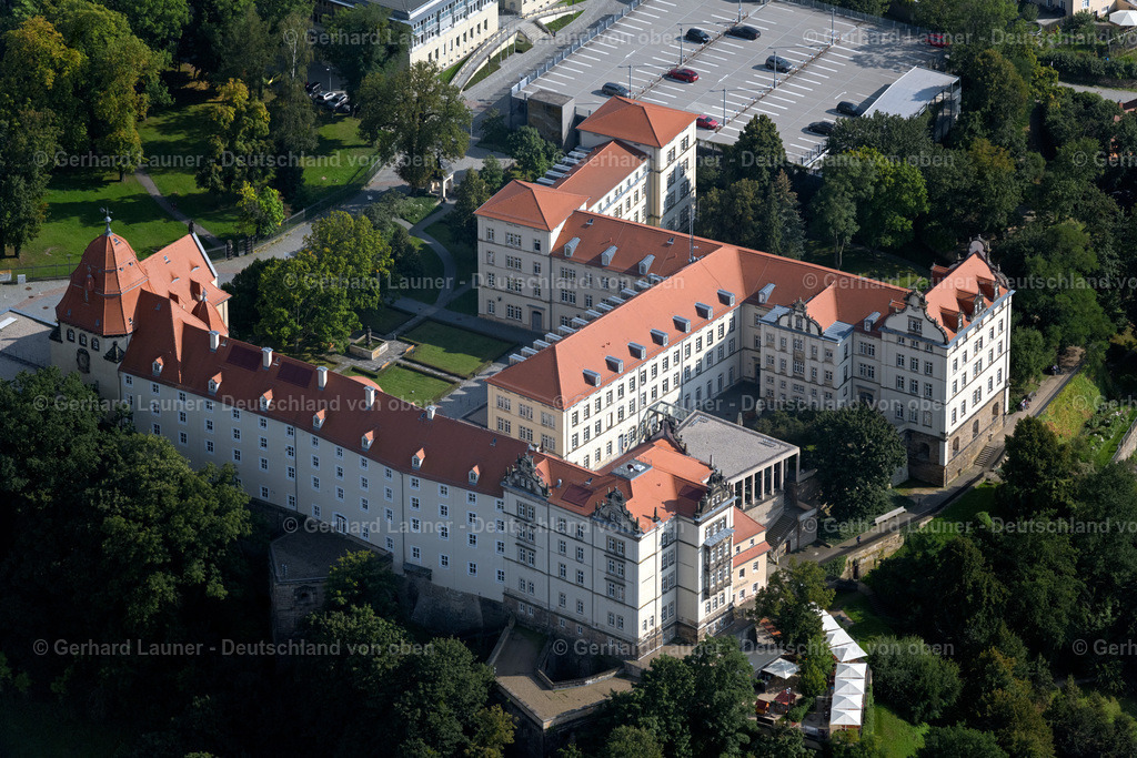 4060775 | PIRNA 07.09.2021 Schloss Sonnenstein in Pirna im Bundesland Sachsen, Deutschland. Das Schloss wurde erstmals im 13. Jahrhundert erwähnt. Heute zählt es zu den bedeutendsten Wahrzeichen hoch über der Pirnaer Altstadt. Es hat eine lange und wechselvolle Geschichte hinter sich. So war es über die Jahrhunderte Burg, Garnison, Heilanstalt und volkseigener Betrieb. Heute ist es füt Touristen offen und Verwaltungssitz des Landkreises Sächsische Schweiz-Osterzgebirge. Weiterführende Informationen bei: Landratsamt Sächsische Schweiz-Osterzgebirge. // Sonnenstein Castle in Pirna in the state Saxony, Germany. Further information at: Landratsamt Saechsische Schweiz-Osterzgebirge. Foto: Gerhard Launer