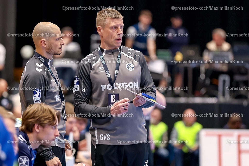 BHC02042601057 | 02.04.2026, Handball, HBL, Bergischer HC - VfL Gummersbach, Mitsubishi Electric HALLE Düsseldorf: Cheftrainer Guojon Valur Sigurosson (VfL Gummersbach #hc) mit Taktikboard gestikulierend am Spielfeldrand  