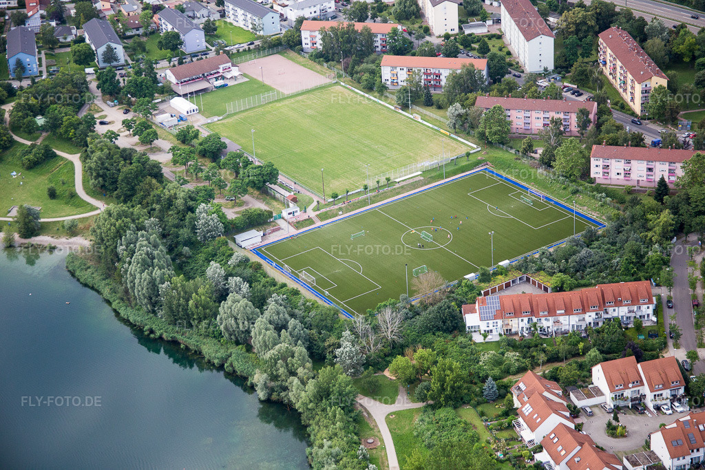 Luftbild: Sportplatz- Fussballplatz von SV Rot-Weiß am Rheinauer See im Ortsteil Rheinau in Mannheim im Bundesland Baden-Württemberg in Deutschland. Foto: IMG_090937.jpg vom 04.07.2016 durch Werner Riehm/FLY-FOTO.de