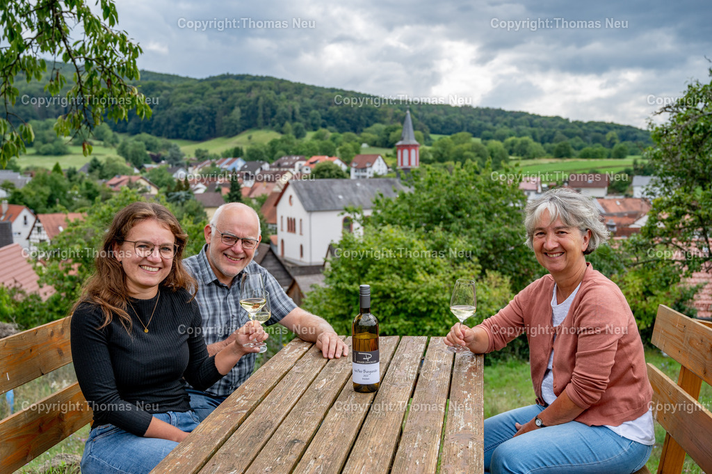 DSC_1446 | bss, Gronau, Weingut Volker Dingeldey, hier mit Tochter Eva und Ehefrau Bärbel, ,, Bild: Thomas Neu