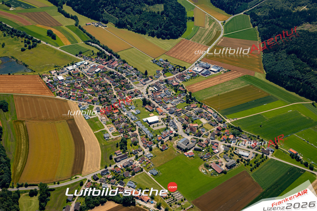 Das Luftbild zeigt : Denkingen Pfullendorf - Die Luftaufnahme wurde 2024 vom UL-Flugzeug aus erstellt ( keine Drohne ) - Hochauflösende Luftaufnahme - Für grossformatige Ausdrucke geeignet. Die Geschenkidee !Mit Lizenz und Bildrechte bestellbar