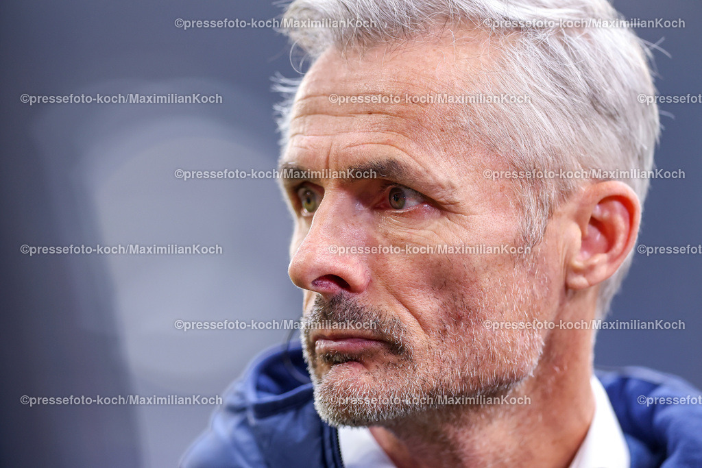 Schalke10112402089 | 10.11.2024, Fußball, FC Schalke 04 - SSV Jahn Regensburg, 2. Fußball Bundesliga, Veltins-Arena Gelsenkirchen, Saison 2024 2025: Trainer Kees van Wonderen (S04 Cheftrainer) DFB regulations prohibit any use of photographs as image sequences and or quasi-video.