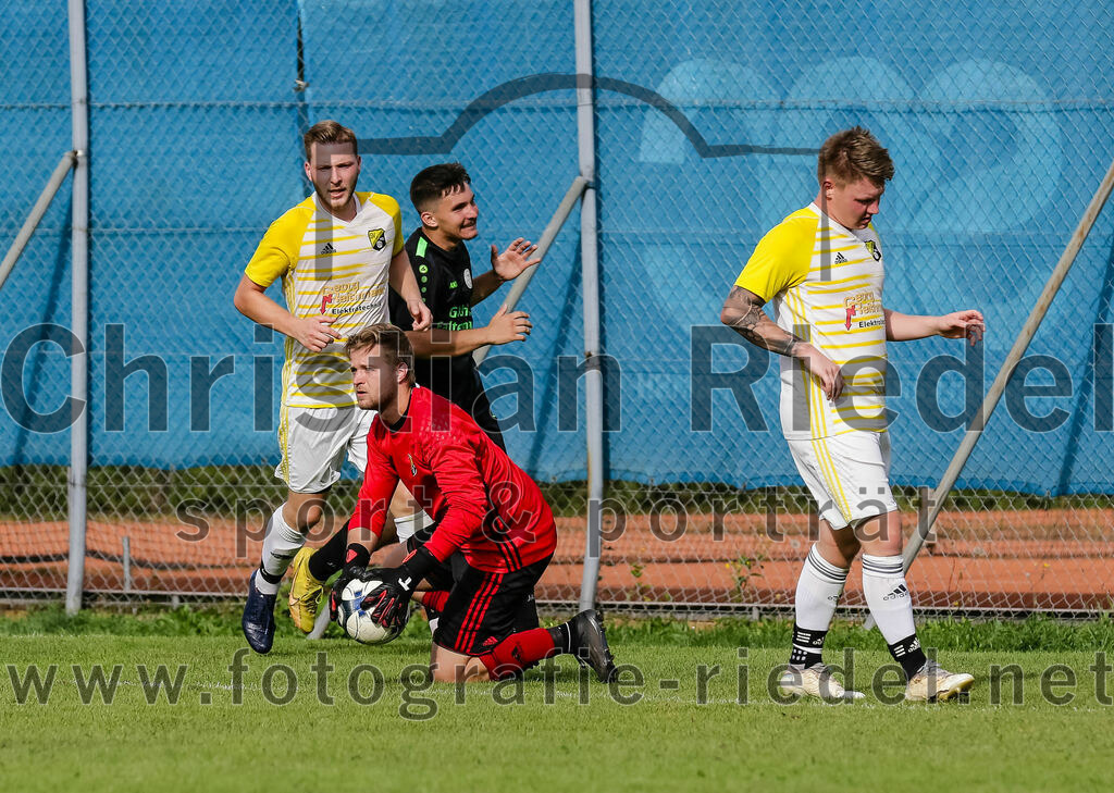 2023-09-17_081_SpVgg_Neuching_gegen_FC_Langenpreising | Neuching, Deutschland, 17.09.2023:
Fußball, A-Klasse 2023 / 2024, 7. Spieltag, SpVgg Neuching gegen SpVgg Langenpreising, Endergebnis: 5:1

Torwart Maximilian Gabriel (SpVgg Langenpreising, #1), Sebastian Michel (SpVgg Langenpreising, #15)

Foto: Christian Riedel / fotografie-riedel.net
