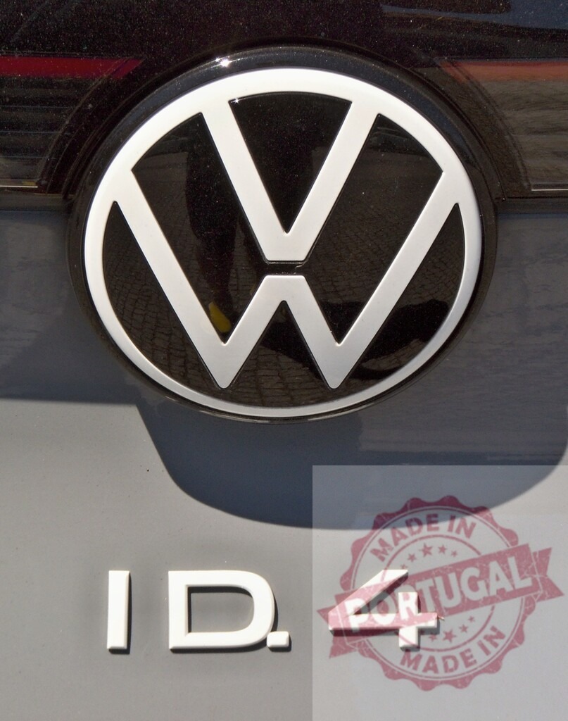 Close-up of Volkswagen ID.4 logo reflecting sunlight | Volkswagen ID.4 logo reflecting sunlight on a sunny day - Realized with Pictrs.com