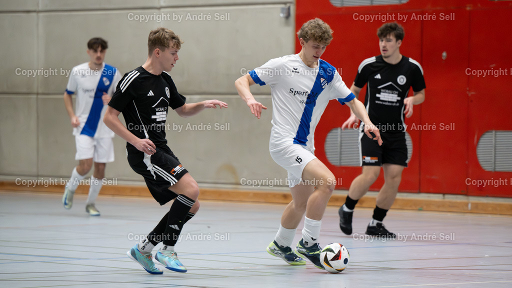 20250118_6854 | 21. A-Jugend-Turnier des VfR Neumünster um den KulturLokschuppen-Pokal 2025, VF 1 - Niendorfer TSV (weiss) vs. TSV Pansdorf (schwarz), Jesse Petri (Niendorf #15) / Fabian Schulz (Pansdorf #11) - Realisiert mit Pictrs.com