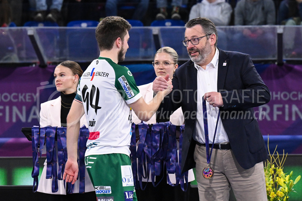 SV Wiler-Ersigen vs Floorball Köniz - 15. April 2023 | SV Wiler-Ersigen vs Floorball Köniz
Stimo Arena, Kloten
Thomas Schwarz gratuliert Marco Louis (#94 SV Wiler-Ersigen).
Bild: Sportfotografie Markus Aeschimann | www.markus-aeschimann.ch - Realisiert mit Pictrs.com