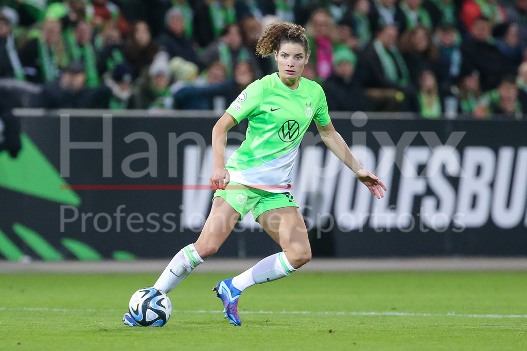 Fussball, UEFA Womens Champions League, VfL Wolfsburg - Paris FC | v.li.: Dominique Janssen (VfL Wolfsburg, 6) am Ball, Freisteller, Einzelbild, Ganzkörper, Aktion, Action, Spielszene
