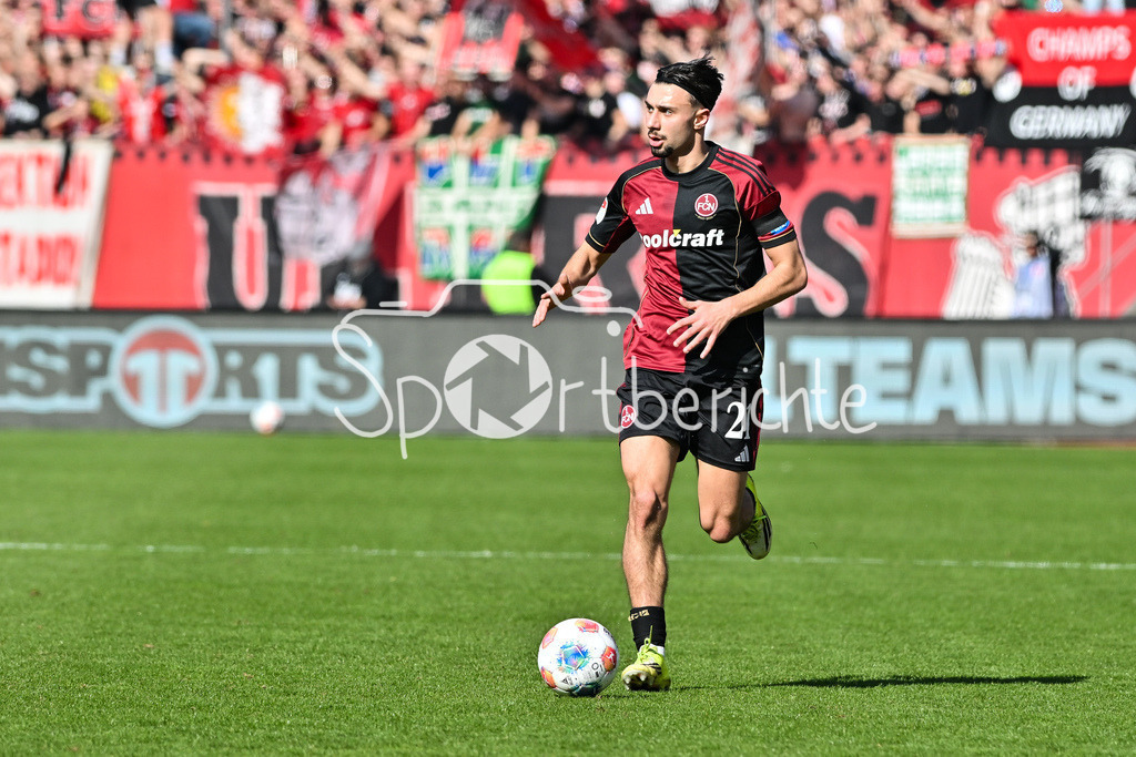 1. FC Nürnberg - Fortuna Düsseldorf | NUREMBERG, GERMANY - 07. MARCH:  am Ball Berkay YILMAZ (1. FC Nuernberg 21) / Einzelfoto / Freisteller während dem Match zwischen dem 1. FC Nürnberg und Fortuna Düsseldorf am 25. Spieltag der 2. Bundesliga im Max Morlock Stadion / DFL REGULATIONS PROHIBIT ANY USE OF PHOTOGRAPHS AS IMAGE SEQUENCES AND/OR QUASI-VIDEO