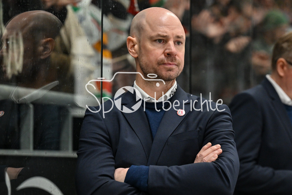 Augsburger Panther - Düsseldorfer EG | im Bild DEG Trainer Steven REINPRECHT in Aktion / Freisteller / Einzelfoto / DEL: Augsburger Panther - Düsseldorfer EG, Curt Frenzel Stadion am 13.12.2024
