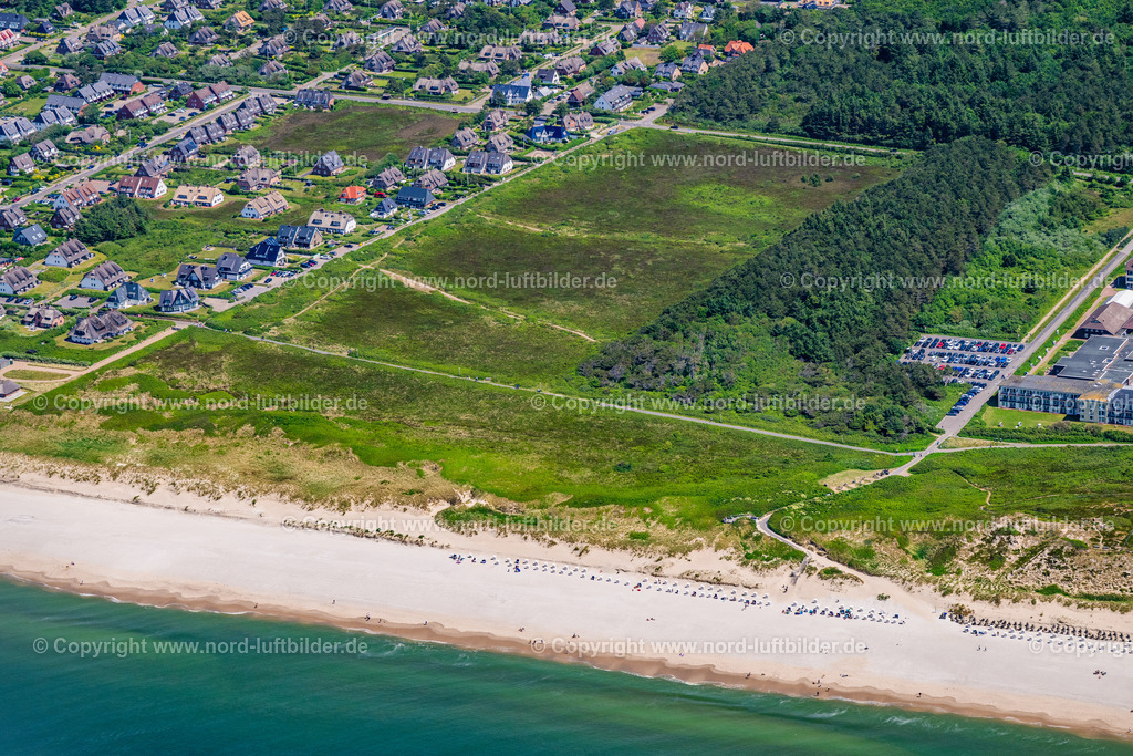 Sylt_Westerland_Hundeauslauffläche_ELS_4549130625 | SYLT 13.06.2025 Küsten- Landschaft am Sandstrand " Hundeauslauffläche " an der Straße Arnikaweg in Sylt Nordsee - Insel im Bundesland Schleswig-Holstein, Deutschland. // Coastal landscape on the sandy beach "dog walking area" on the street Arnikaweg in Sylt North Sea - island in the federal state of Schleswig-Holstein, Germany. Foto: Martin Elsen