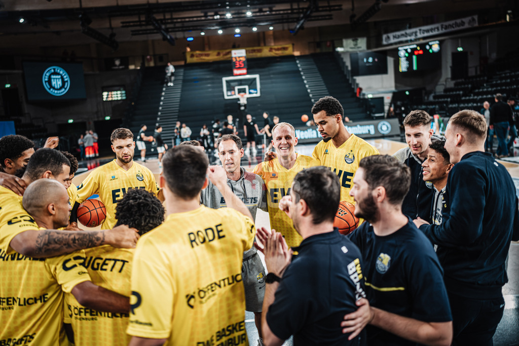 Basketball | Männer | Saison 2024/2025 | easyCredit Basketball Bundesliga | 4. Spieltag | Veolia Towers Hamburg vs. EWE Baskets Oldenburg | 06.10.2024 | Das Team der EWE Baskets Oldenburg, in der Mitte Seth Hinrichs (#21, EWE Baskets Oldenburg)