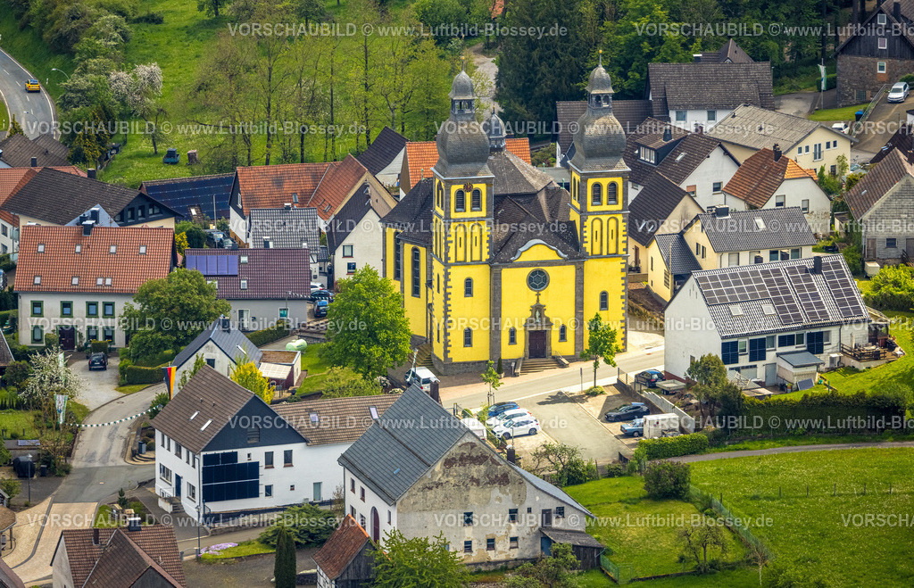 Marsberg240504049Padberg | Luftbild, gelbe Kirche St. Maria Magdalena in Padberg, Marsberg, Sauerland, Nordrhein-Westfalen, Deutschland