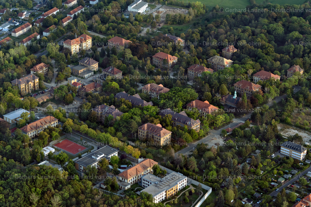 4040865 | LEIPZIG 14.09.2020 Wohngebiet der Mehrfamilienhaussiedlung " Parkstadt Leipzig " im Ortsteil Meusdorf in Leipzig im Bundesland Sachsen, Deutschland. Weiterführende Informationen bei: Dima Immobilien,  Instone Real Estate Group SE,  Stadt Leipzig,  homuth+partner architekten. // Residential area of the multi-family house settlement " Parkstadt Leipzig " in the district Meusdorf in Leipzig in the state Saxony, Germany. Further information at: Dima Immobilien,  Instone Real Estate Group SE,  Stadt Leipzig,  homuth+partner architekten. Foto: Gerhard Launer