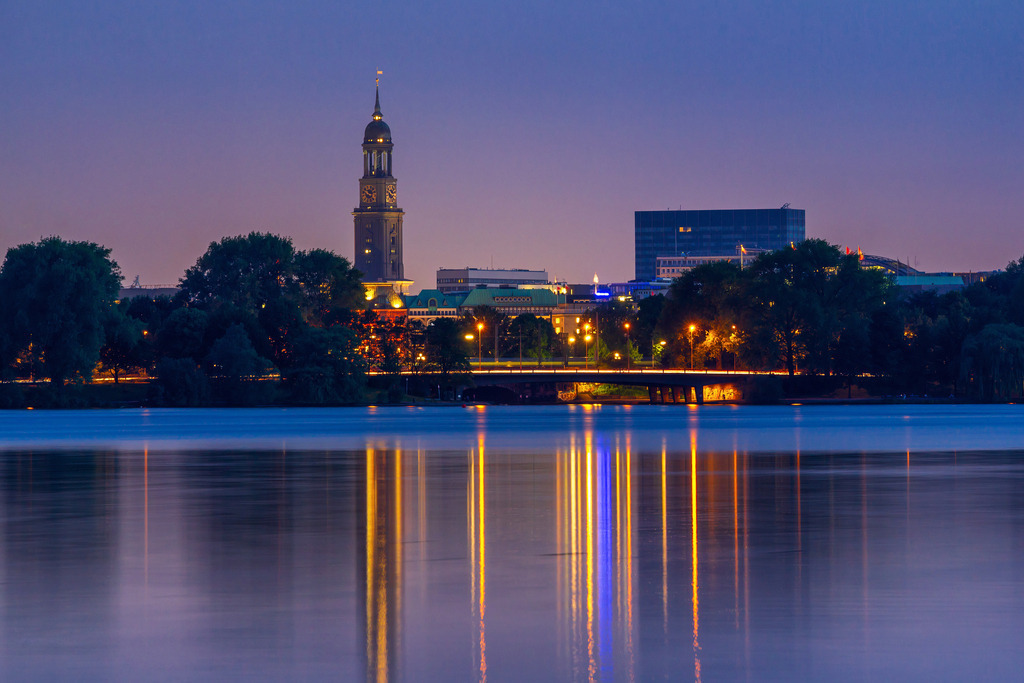 10260111 - Michel und Alster | Blick über die Außenalster auf den Michel. Dieses schon ältere Motiv haben wir neu bearbeitet und auch für großformatige Ausdrucke optimiert.